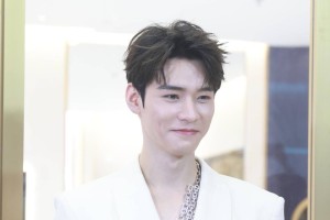 龚俊白色深V西装配珠宝时尚矜贵 分享学习网球体验
