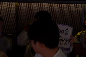 谈球吧(中国)官方网站豪爽！Kiin漂亮女粉为庆祝选手400胜 镜头下现场吹瓶啤酒