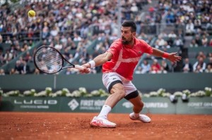 再冲生涯百冠！德约三盘苦战晋级，第143次跻身巡回赛决赛