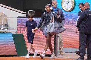 2号种子高芙上演“法网小品”，黑色皮衣帅气登场，背包一开傻眼：球拍没拿！