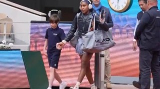 2号种子高芙上演“法网小品”，黑色皮衣帅气登场，背包一开傻眼：球拍没拿！