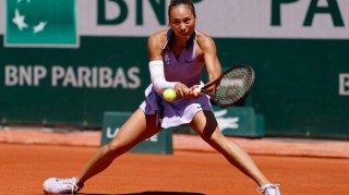 法网女单16强诞生4席！郑钦文第四轮遭遇苦主，萨巴伦卡强势爆发