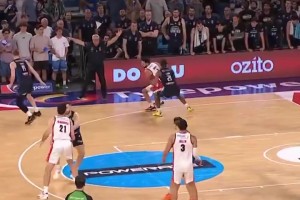 谈球吧体育官网入口冷血杀手！泰勒-哈维在本赛季NBL总决赛上也完成过三分绝杀
