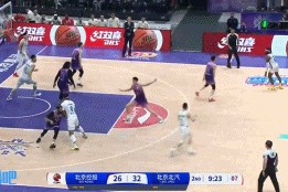 谈球吧体育app下载火药味！陈盈骏冲击篮筐和孟子凯发生摩擦 最终吹后者技术犯规